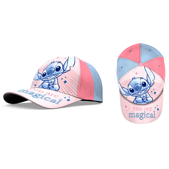 Casquette Disney Stitch posée sur une surface en bois naturel