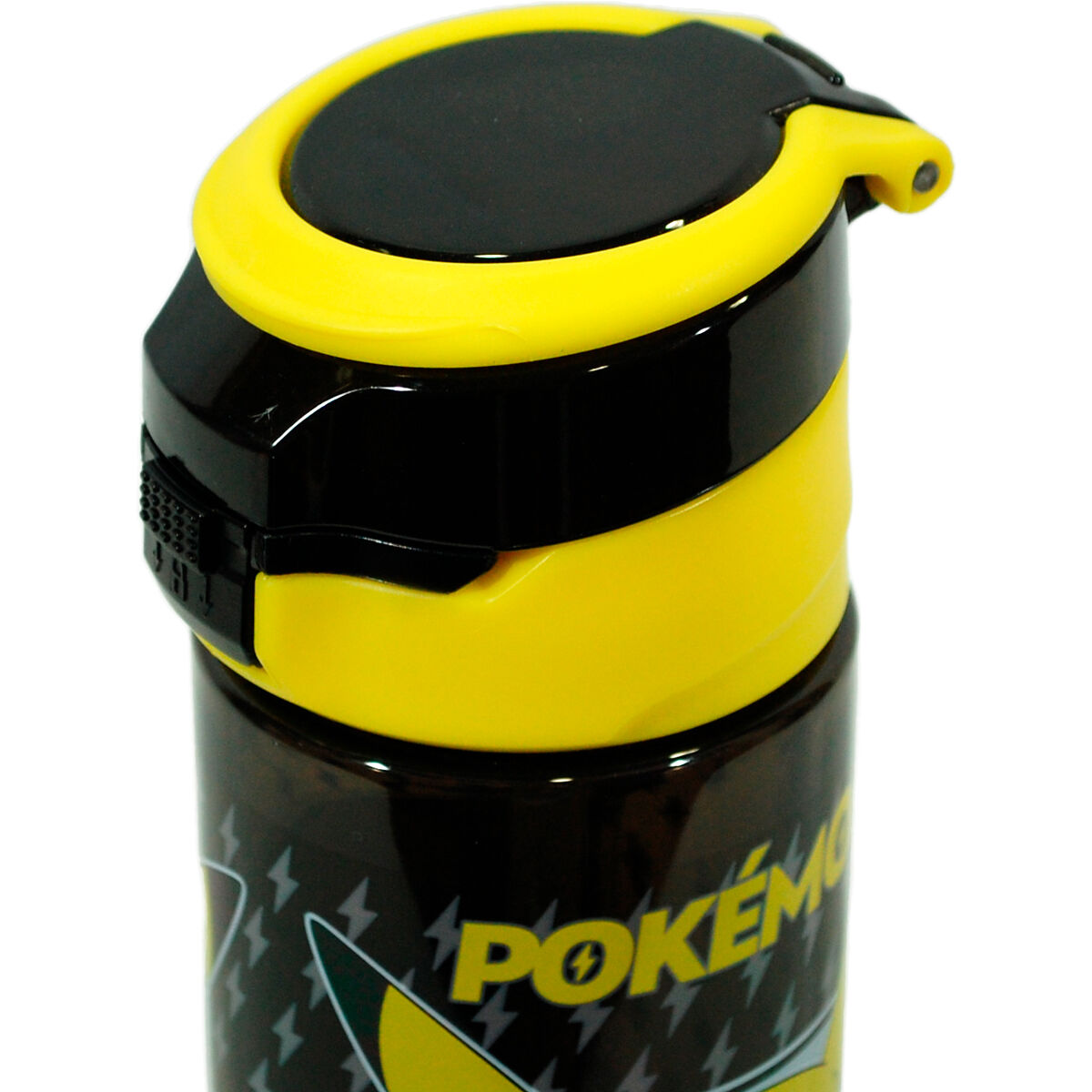 Gourde Pikachu tenue par une main d’enfant dans un parc ensoleillé