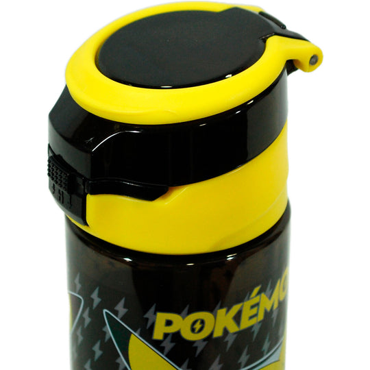 Gourde Pikachu tenue par une main d’enfant dans un parc ensoleillé