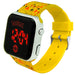 Montre LED Pokémon Pikachu portée au poignet d'un enfant, montrant le design coloré et ludique