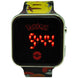 Montre LED Pokémon portée au poignet d'un enfant, démontrant son style et sa praticité.