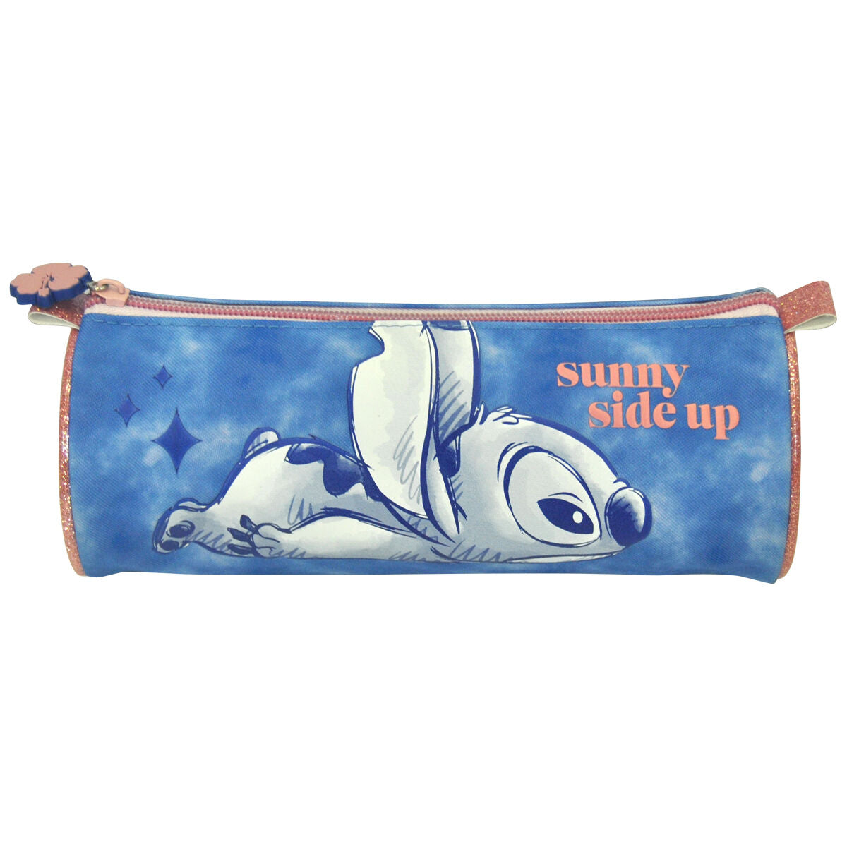 Gros plan sur le visage expressif de la peluche Stitch Disney, mettant en valeur ses grandes oreilles bleues
