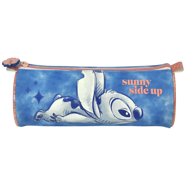 Gros plan sur le visage expressif de la peluche Stitch Disney, mettant en valeur ses grandes oreilles bleues