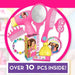 Enfant jouant avec la poupée Barbie et utilisant les accessoires de coiffure et maquillage du coffret Hair & Beauty.