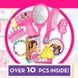 Enfant jouant avec la poupée Barbie et utilisant les accessoires de coiffure et maquillage du coffret Hair & Beauty.