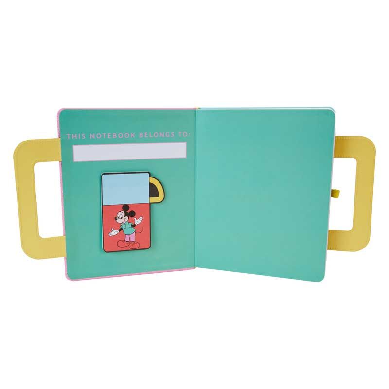 Gros plan sur les détails imprimés colorés représentant Mickey et ses amis sur le carnet