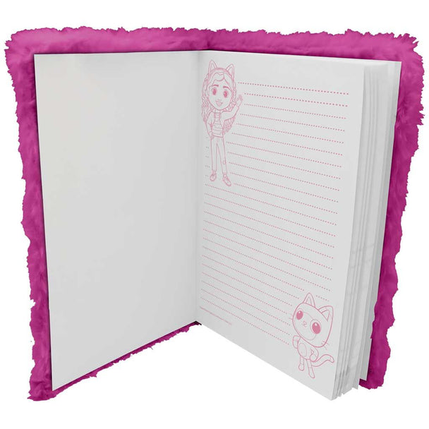 Carnet en peluche Gabbys Dollhouse avec couverture douce et dimensions 15x21 cm posé sur une surface blanche