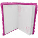 Carnet en peluche Gabbys Dollhouse avec couverture douce et dimensions 15x21 cm posé sur une surface blanche