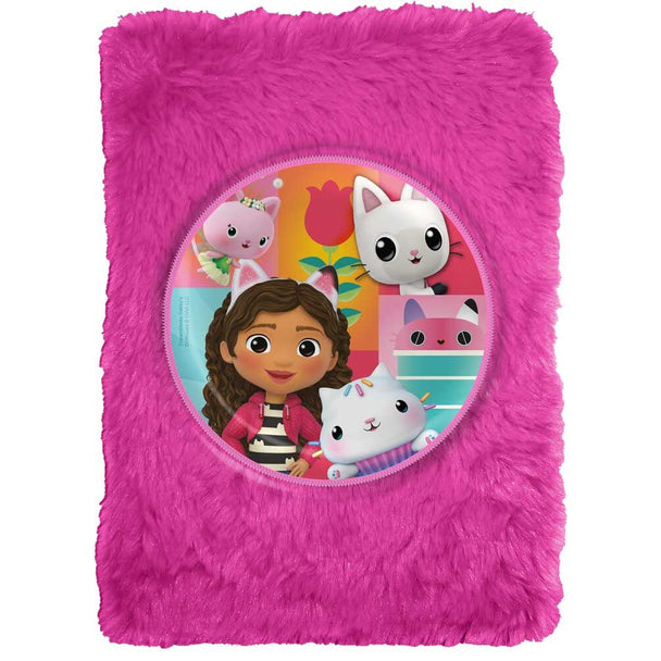 Vue rapprochée du carnet Gabbys Dollhouse montrant la texture pelucheuse et les détails colorés de la couverture