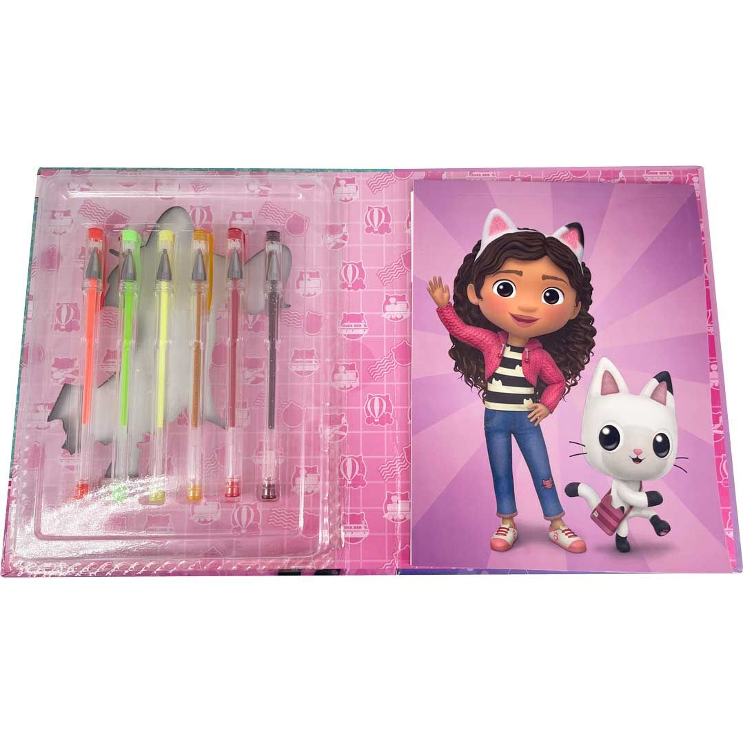 Vue latérale montrant l'épaisseur du carnet Gabbys Dollhouse et les stylos gel assortis