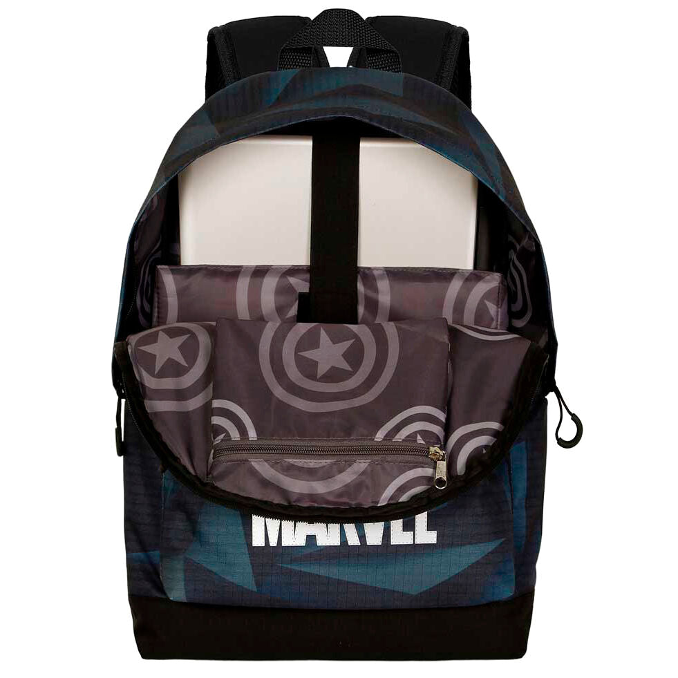 Photo détaillée des bretelles rembourrées et du logo Marvel sur le sac à dos Captain America