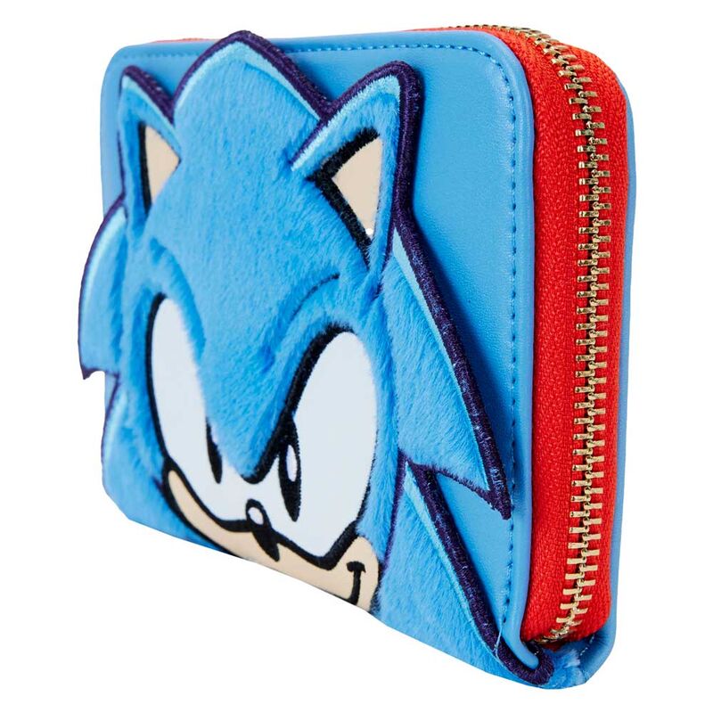 Vue rapprochée des appliqués et embossages sur le portefeuille Sonic en simili cuir vegan