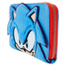 Vue rapprochée des appliqués et embossages sur le portefeuille Sonic en simili cuir vegan