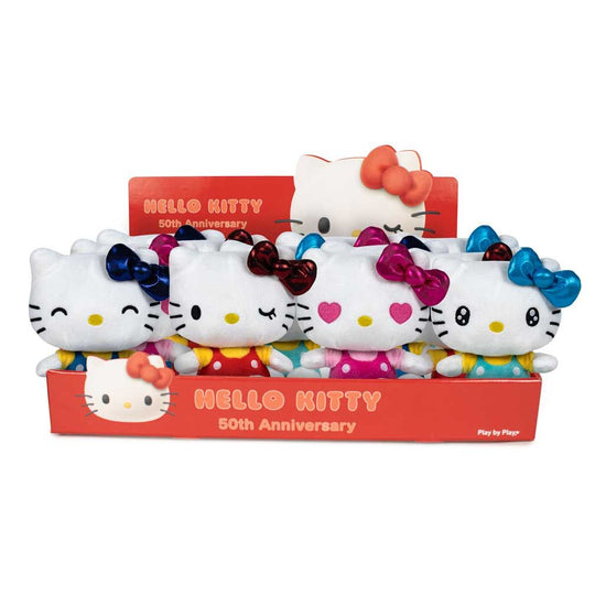 Détail de la peluche Hello Kitty 50e anniversaire montrant la texture douce et les finitions PLAY BY PLAY