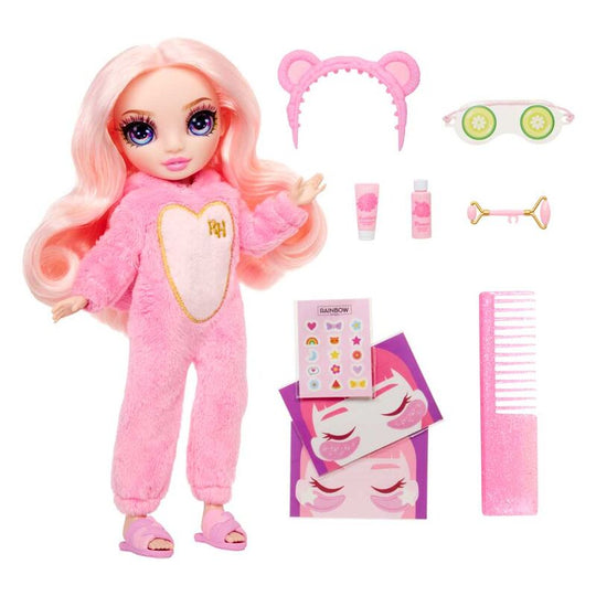 Vue rapprochée de la poupée Bella Rainbow High en tenue de pyjama party avec accessoires inclus, marque MGA
