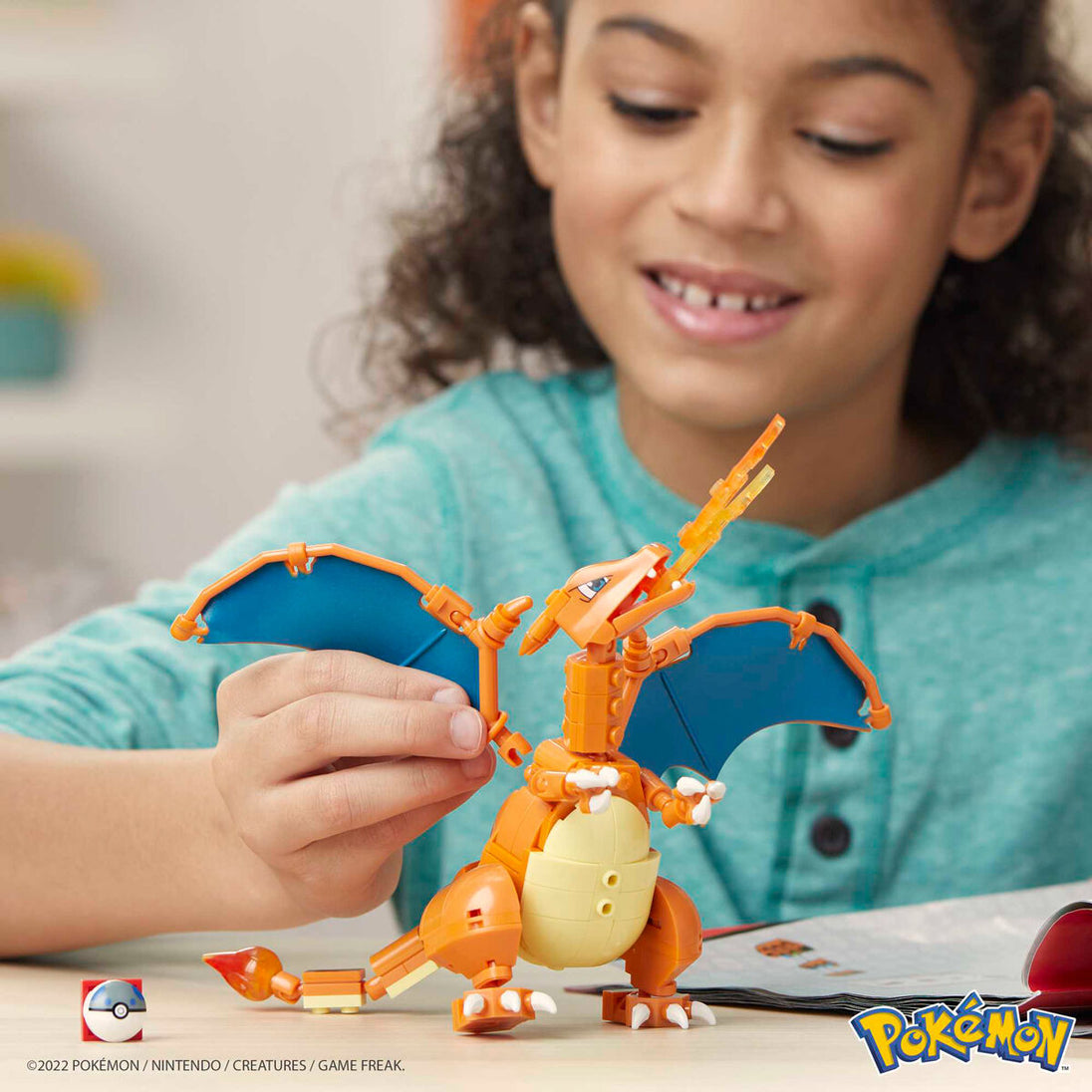 Charizard en position de vol avec détails des flammes sur la bouche et la queue