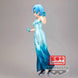 Vue rapprochée sur le visage expressif et les couleurs vives de la figurine Rem