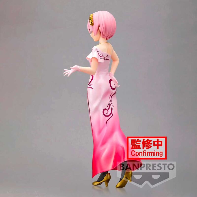 Vue latérale de la figurine Ram mettant en valeur sa tenue scintillante et ses accessoires