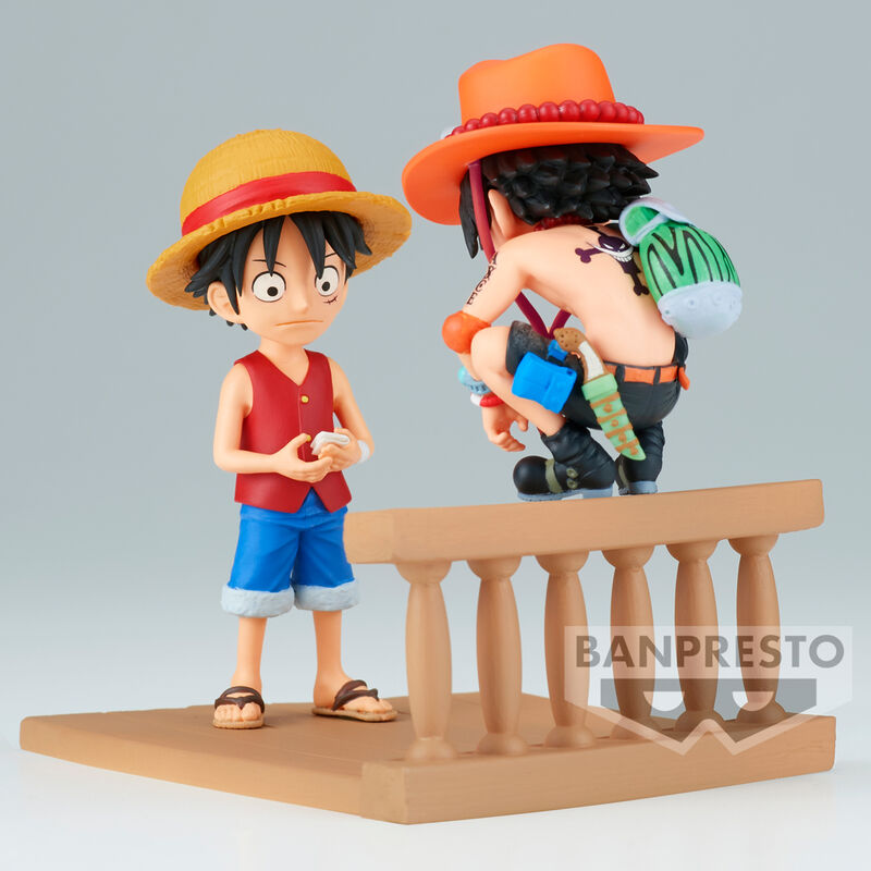 Figurine Monkey D Luffy et Portgas D Ace de profil avec couleurs vives et finitions soignées