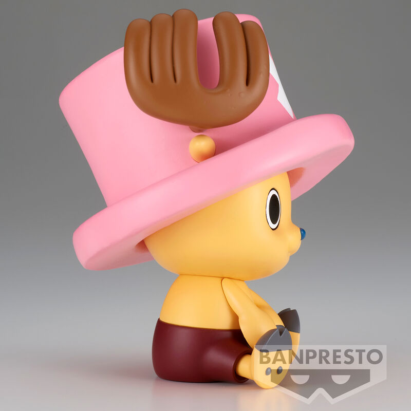 Figurine Tony Tony Chopper en position dynamique avec son chapeau bleu et sa tenue caractéristique