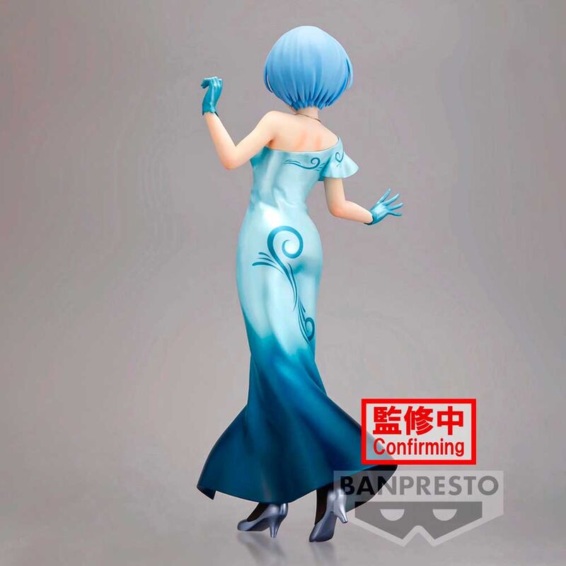 Figurine Rem sur socle, présentant sa posture dynamique et son design brillant