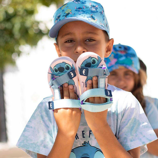 Détail des sandales Disney Stitch CERDÁ montrant la semelle en EVA et le motif Stitch sur la bride
