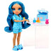 Poupée Skyler Rainbow High articulée posée debout montrant ses détails et accessoires