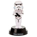 Figurine Stormtrooper Impérial animée par énergie solaire, posée sur un bureau moderne avec fond flou