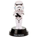 Figurine Stormtrooper Impérial animée par énergie solaire, posée sur un bureau moderne avec fond flou