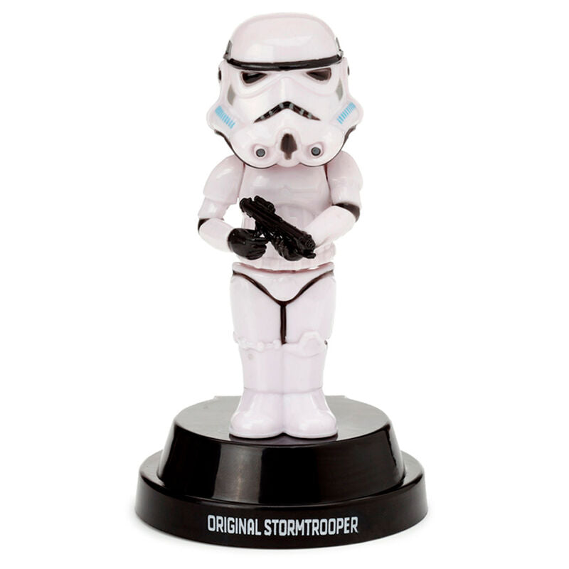 Figurine Stormtrooper Impérial animée par énergie solaire, posée sur un bureau moderne avec fond flou