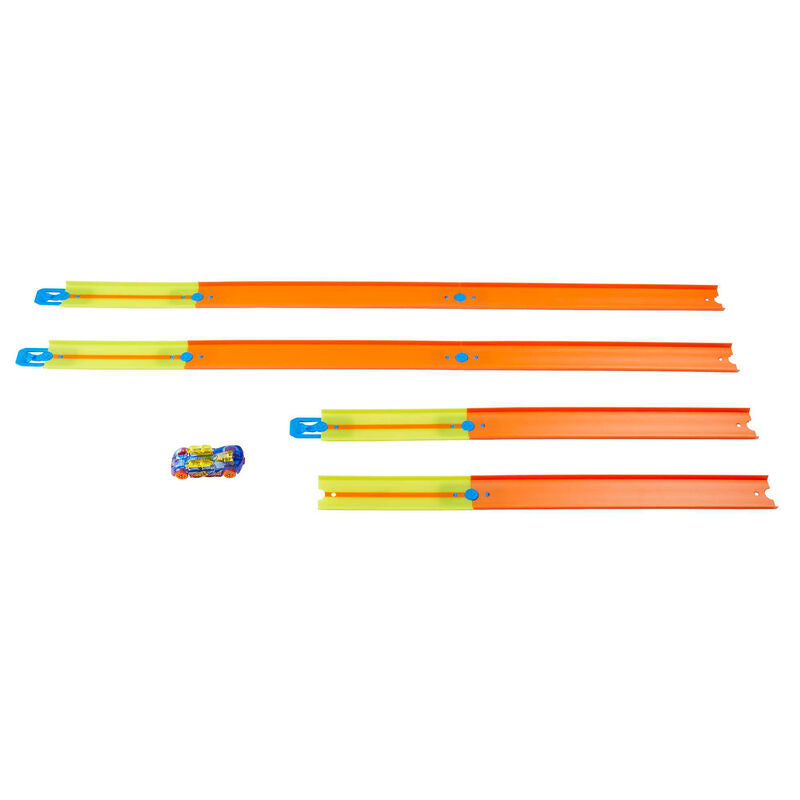 Photo du circuit monté avec le pack de base Hot Wheels Track Builder, prêt pour la course