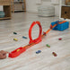 Pièces de piste enflammées Hot Wheels disposées pour montage de cascades spectaculaires