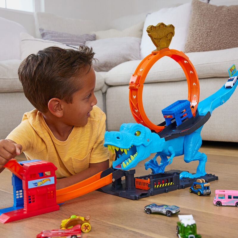 Voiture Hot Wheels 1:64 positionnée au poste de police sur le circuit T-Rex Chomp Down