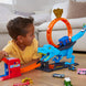 Voiture Hot Wheels 1:64 positionnée au poste de police sur le circuit T-Rex Chomp Down
