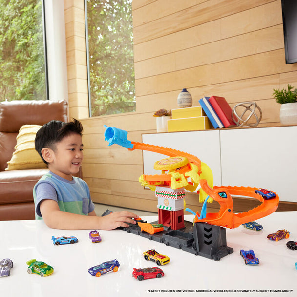 Voiture Hot Wheels à l'échelle 1:64 prête à dévaler l'une des trois pistes du set Pizza Slam Cobra Attack.