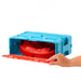 Enfant jouant avec le Hot Wheels Flame Stunt Pack, construisant une piste de cascades