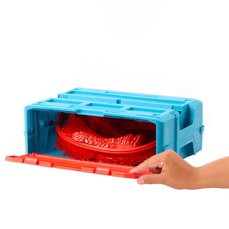 Enfant jouant avec le Hot Wheels Flame Stunt Pack, construisant une piste de cascades