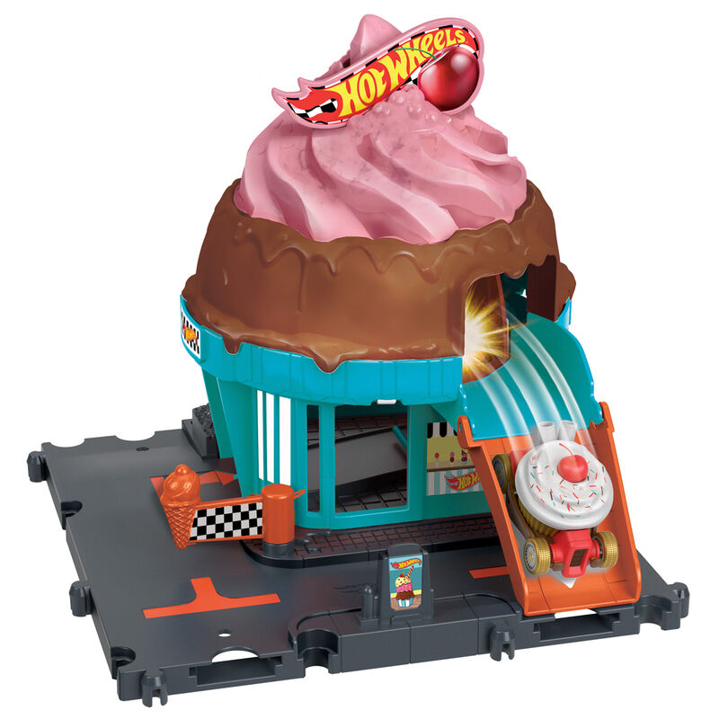 Enfant jouant avec le circuit Hot Wheels City, lançant la voiture sur la rampe.
