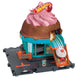 Enfant jouant avec le circuit Hot Wheels City, lançant la voiture sur la rampe.