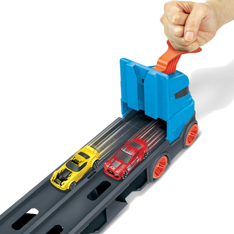 Enfant jouant avec le Hot Wheels Speedway Hauler transformé en circuit de course