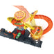 Enfant jouant avec le set Hot Wheels Pizza Slam Cobra Attack, recréant des scènes de la série Netflix Let's Race.
