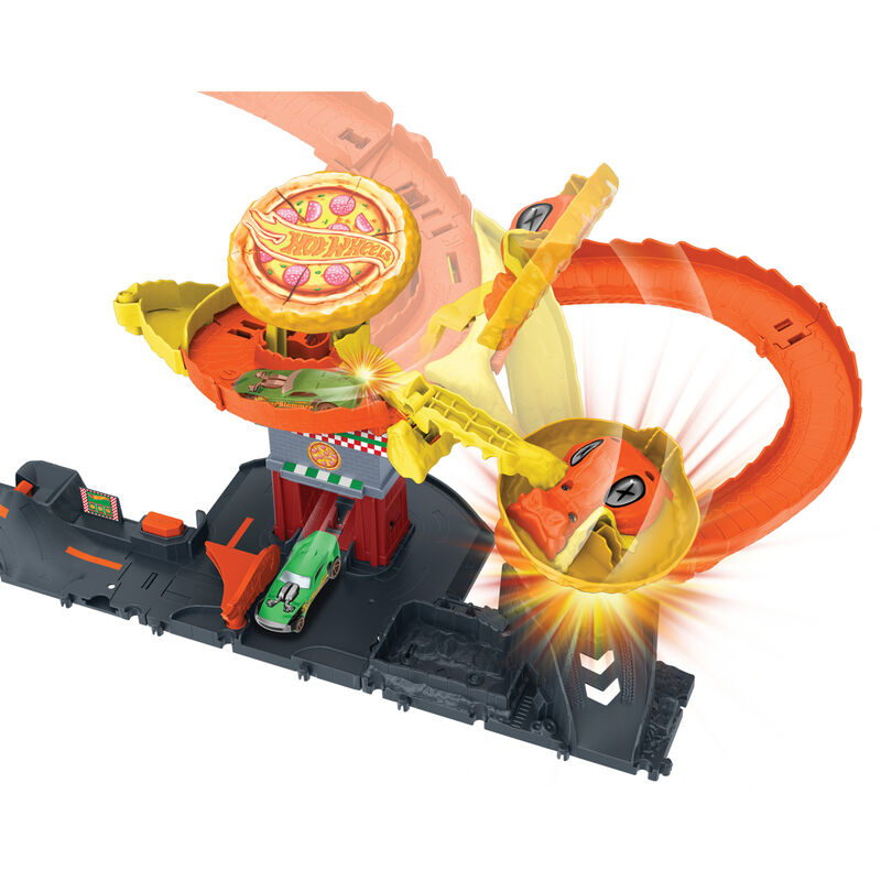 Enfant jouant avec le set Hot Wheels Pizza Slam Cobra Attack, recréant des scènes de la série Netflix Let's Race.