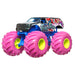 Hot Wheels Monster Truck jaune en action sur un circuit de jeu miniature.