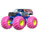 Hot Wheels Monster Truck jaune en action sur un circuit de jeu miniature.