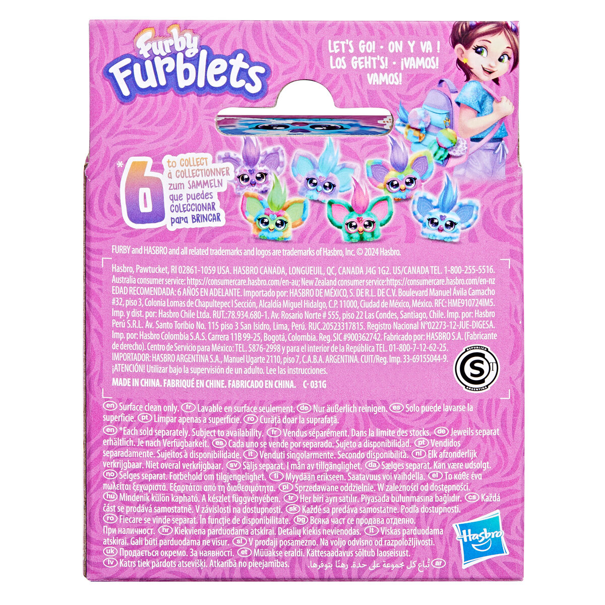 Furblet Ooh Koo HASBRO avec une oreille pliée et la main appuyant sur la tête pour la remettre en place