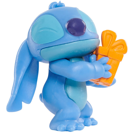Enfant jouant avec la figurine Disney Stitch assortie à la maison