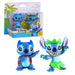 Vue rapprochée des textures et couleurs vives des figurines Stitch