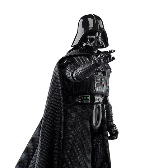 Vue de profil de la figurine articulée Darth Vader avec son sabre laser rouge