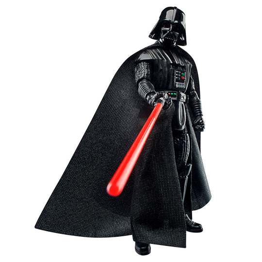 Figurine Darth Vader posée sur un socle noir avec éclairage studio