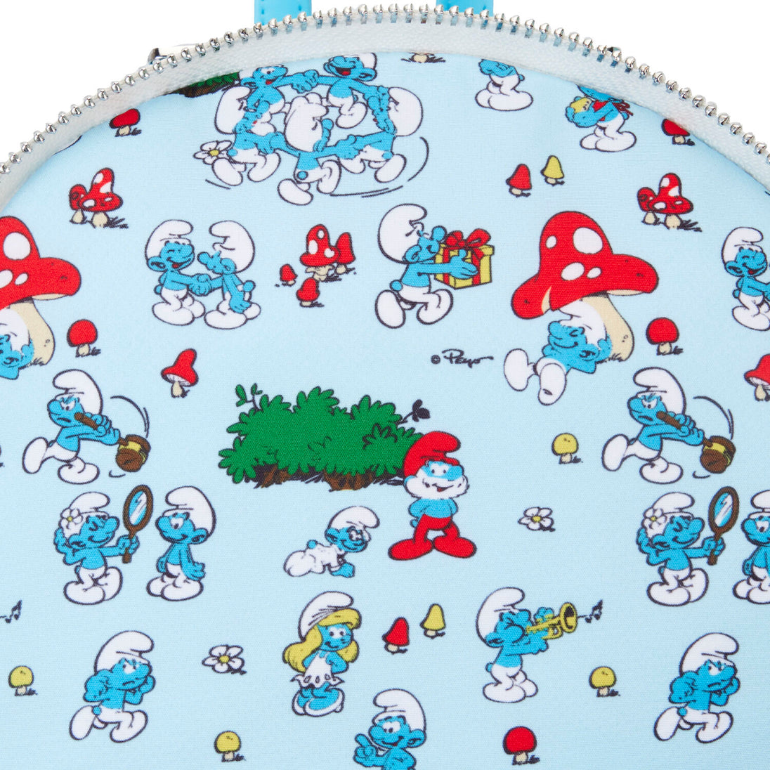 Présentation du sac à dos Smurfette Loungefly porté sur l'épaule, illustrant son style et sa taille compacte